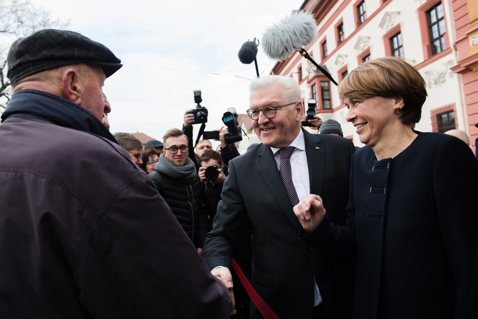 Bundespräsident Frank-Walter Steinmeier und Elke Büdenbender bei der Begegnung mit Bürgerinnen und Bürgern vor der Thüringer Staatskanzlei in Erfurt anlässlich des Antrittsbesuchs in Thüringen 